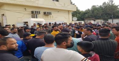 بالصور: عمال ذي قار يتظاهرون امام بلدية الناصرية للمطالبة باكمال اجراءات توزيع الأراضي 