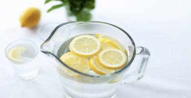 فوائد مهمة.. 7 أسباب تجعلك تضيف الليمون إلى ماء الشرب