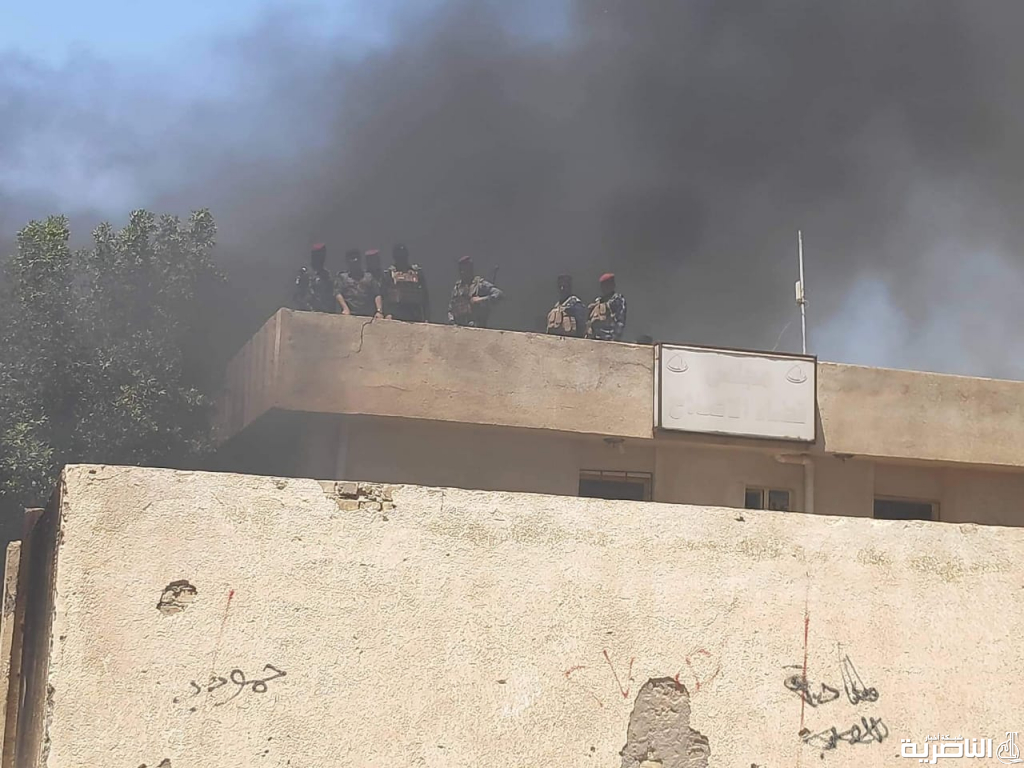 متظاهرو الاصلاح يحرقون مدخل المجلس البلدي ، والاعضاء محاصرون داخله