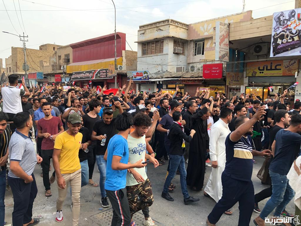 العشرات يتظاهرون في الناصرية ويرددون شعار "نريد اسقاط النظام"