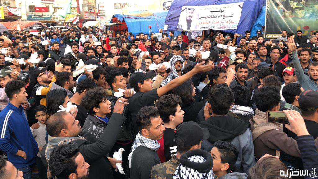 بالصور: متظاهرو الناصرية يطلقون حمامات السلام في ساحة الاعتصام بالحبوبي