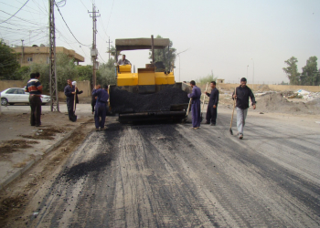 كوادر البلدية اثناء عمل تبليط الشوارع (من الارشيف).