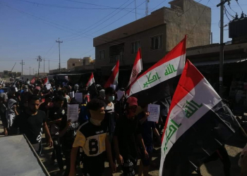 متظاهرون يرفعون اعلام العراق في قضاء الفهود