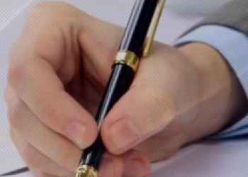 شخص يمسك القلم للكتابة  (من الارشيف).
