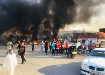 محتجين يحرقون ويقومون ب اغلاق علوة الخضار في سوق الشيوخ 