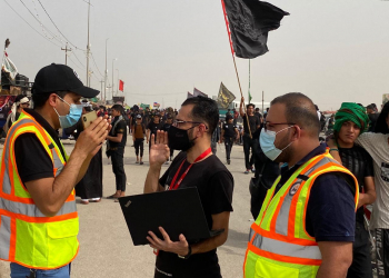 موظفون في هيئة الاعلام اثناء فحصهم لجودة شبكات الهاتف النقال في الناصرية