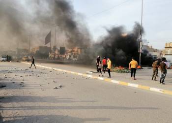 بالصور: محتجون يقطعون شارع ابراهيم الخليل وسط الناصرية بالاطارات المحترقة