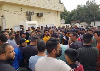 بالصور: عمال ذي قار يتظاهرون امام بلدية الناصرية للمطالبة باكمال اجراءات توزيع الأراضي 