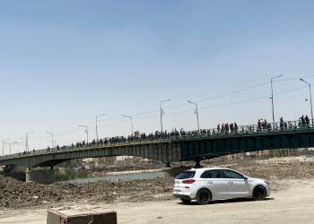 بالصور : قطع جسري النصر والزيتون وسط الناصرية من قبل المحاضرين 