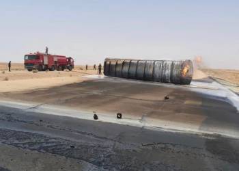 قطع الطريق الدولي غرب الناصرية بعد إنقلاب صهريج حكومي لنقل النفط الأسود