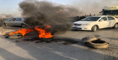 حرق اطارات من قبل متظاهرون من سكنة منطقة ال بوفياض