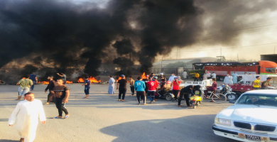 محتجين يحرقون ويقومون ب اغلاق علوة الخضار في سوق الشيوخ 