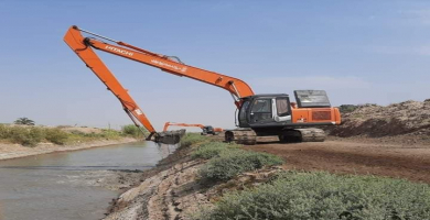 اليات تنظيف شط ال ابراهيم في سيد دخيل (من الارشيف).