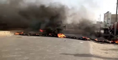 متظاهرون يحرقون اطارات خلف السريع 