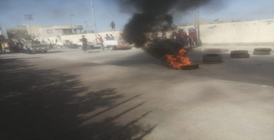 حرق الاطارات في الفهود احتجاجا على سوء الخدمات.