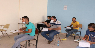 طلبة يؤدون الامتحانات في ذي قار (من الارشيف).