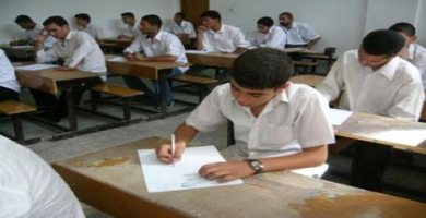 طلبة يؤدون الامتحانات في العراق (من الارشيف).