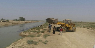 جرافة تقوم برفع التجاوز على الحصص المائية في العراق (من الارشيف).