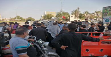 تجمع عوائل شهداء تشرين في الناصرية لغرض افتتاح جسر الزيتون