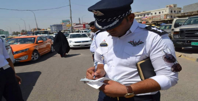كتابة غرامة من شرطي المرور (من الارشيف).