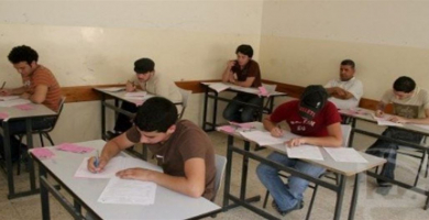 طلبة يؤدون الامتحانات.