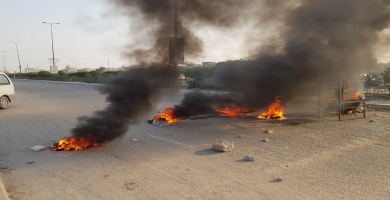 بالصور: تجدد الاحتجاجات في الناصرية وقطع شارع النبي ابراهيم بالاطارات المحترقة