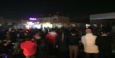 بالصور: محتجون يتجمعون امام مركز للدفاع المدني في الناصرية للمطالبة بانسحاب الشرطة الاتحادية