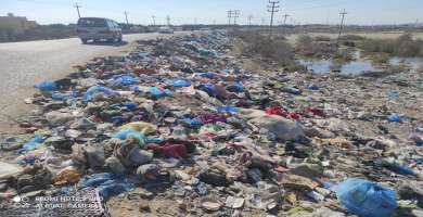 بالصور: النفايات تنتشر على طريق جامعة ذي قار، والاخيرة تستنجد بـ”الجهات المعنية”