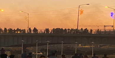 شهود عيان: الشرطة تتقدم باتجاه جسر النصر لتفريق المحتجين