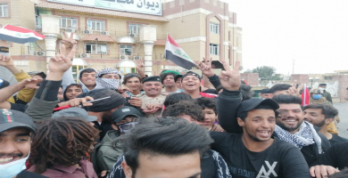 بالصور: الجيش والمحتجون في الناصرية يتبادلون الحديث و يضمدون جراحهم