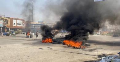 بالصور: محتجون يقطعون الشوارع المؤدية لساحة الحبوبي في الناصرية بالاطارات المحترقة