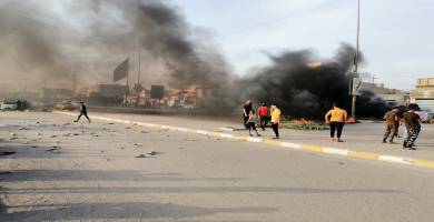 بالصور: محتجون يقطعون شارع ابراهيم الخليل وسط الناصرية بالاطارات المحترقة
