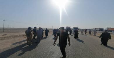 بالصور: أصحاب شاحنات الحمل يقطعون طريق ناصرية – بصرة للمطالبة بالغاء فحص السونار 