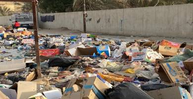 بالصور: منظر مخيف تراكم النفايات امام احدى مدارس الناصرية 