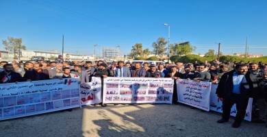 بالصور: معلمون في الرفاعي يتظاهرون للمطالبة بشمولهم بقطع الأراضي