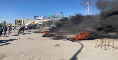 بالصور: إغلاق تقاطع البهو وسط الناصرية بالاطارات المحترقة