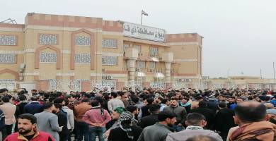 بالصور: مئاتُ المحاضرين يتظاهرون أمام ديوان محافظة ذي قار