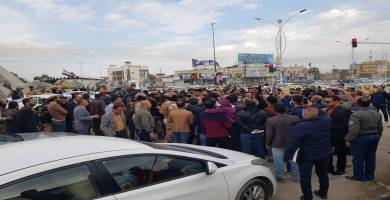 موظفو ومعلمو مدارس الناصرية يتظاهرون للمطالبة بقطع اراضٍ سكنية