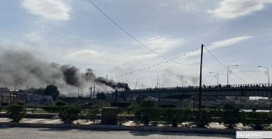 شهود عيان: قطع جسر النصر وسط الناصرية بالاطارات المحترقة