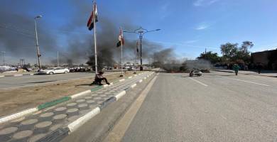محتجّون يقطعون شارع الإمام علي وسط الناصرية بالإطارات المحترقة