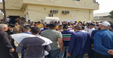 بالصور: العشرات من العمال يتظاهرون امام بلدية الناصرية