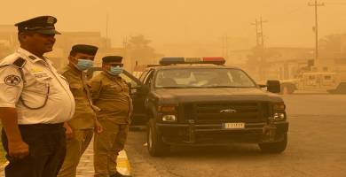 بالصور: شرطة المرور يواصلون انتشارهم في شوارع الناصرية رغم شدَّة العاصفة الترابية