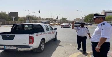 رجال الشرطة والمرور يواجهون شمس الناصرية الحارقة بأناقة المظهر وتفانٍ في العمل 