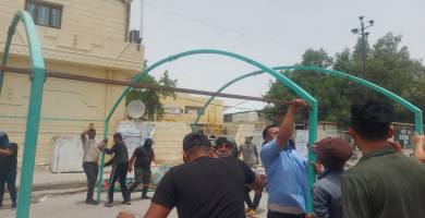 بالصور: عقود بلدية الناصرية ينصبون خيام اعتصامهم امام الدائرة