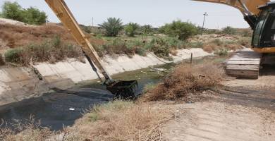 بالصور: أعمال تطهير شط ال ابراهيم لضمان وصول الماء لمناطق شرق الناصرية