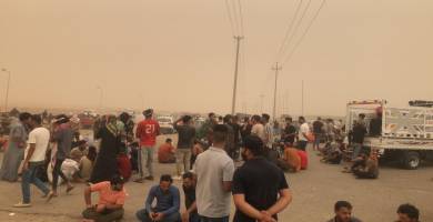 بالصور: العشرات من خريجي وكسبة اقضية شمال الناصرية يعتصمون امام حقل الغراف النفطي