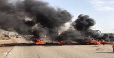 بالصور:قطع طريق ناصرية شطرة بالاطارات المحترقة احتجاجاً على الجفاف وانعدام الخدمات