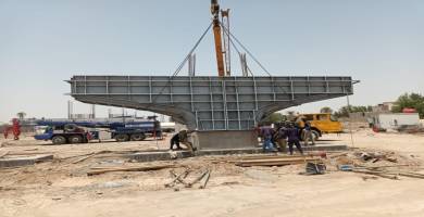 بالصور:  إنجاز نصب ركائز مشروع جسر شمال الناصرية