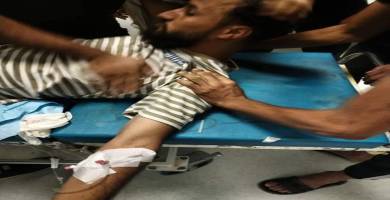 صورة متداولة للناشط “احسان ابو كوثر” اثناء تلقيه العلاج بعد اطلاق النار على نفسه