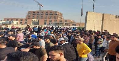 بالصور: خريجو الكليات في ذي قار يتظاهرون مجدداً امام مبنى ديوان المحافظة 